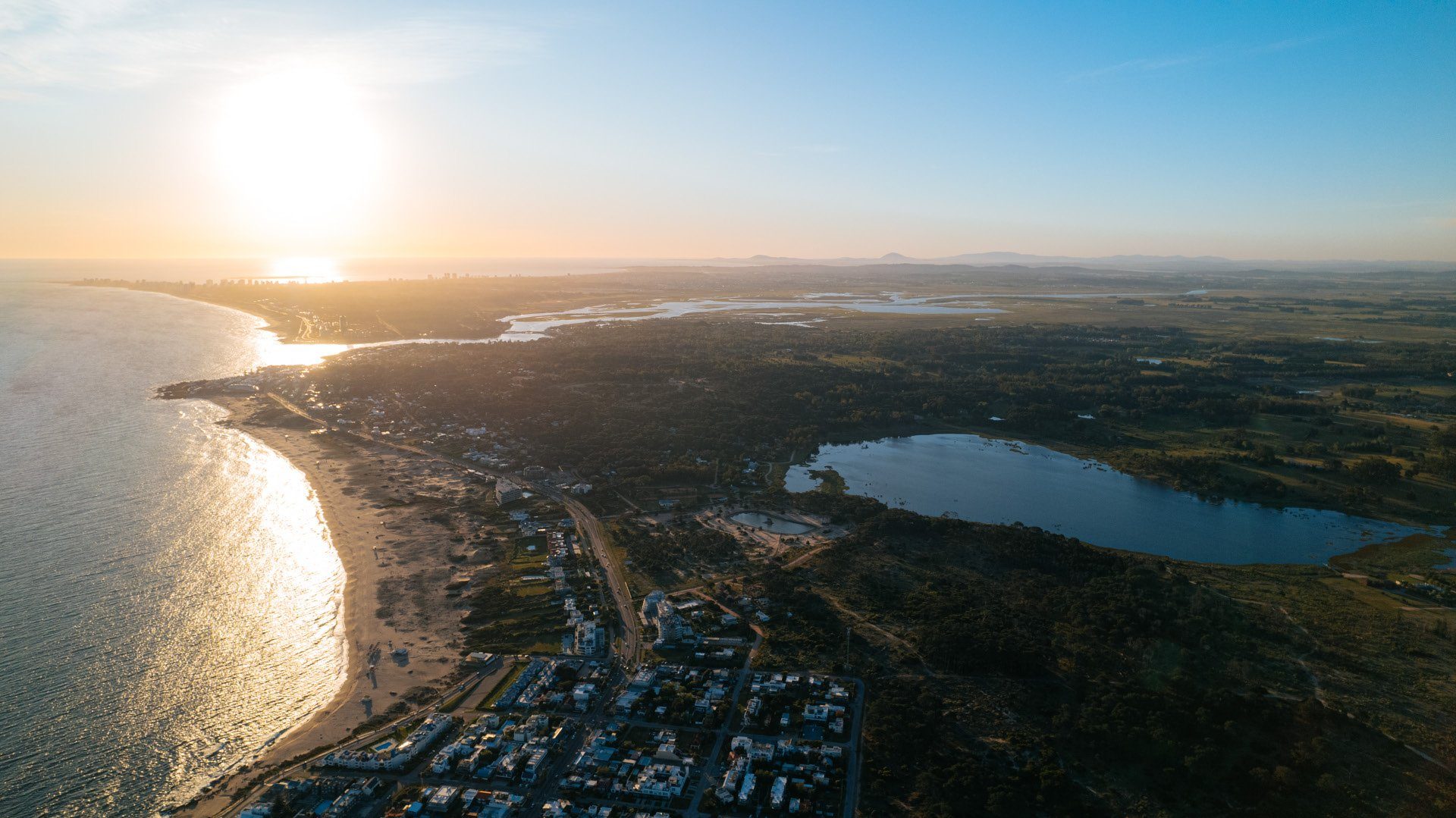 Atardecer sobre la costa